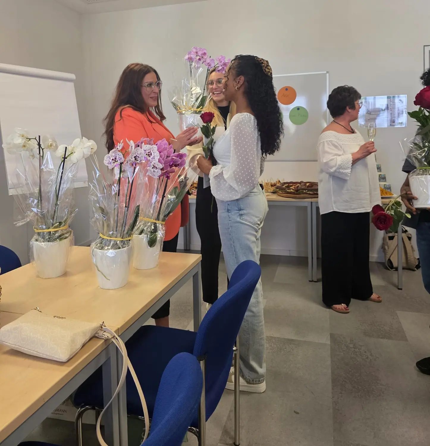 TOP7 Recruiting / Consulting - Frauen setzen Blumen