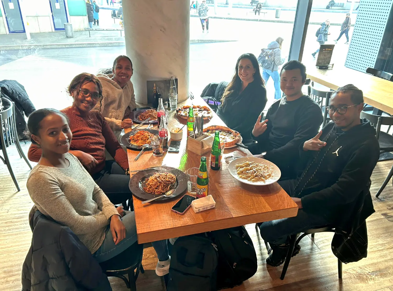 TOP7 Recruiting / Consulting - Gruppenfoto beim Essen