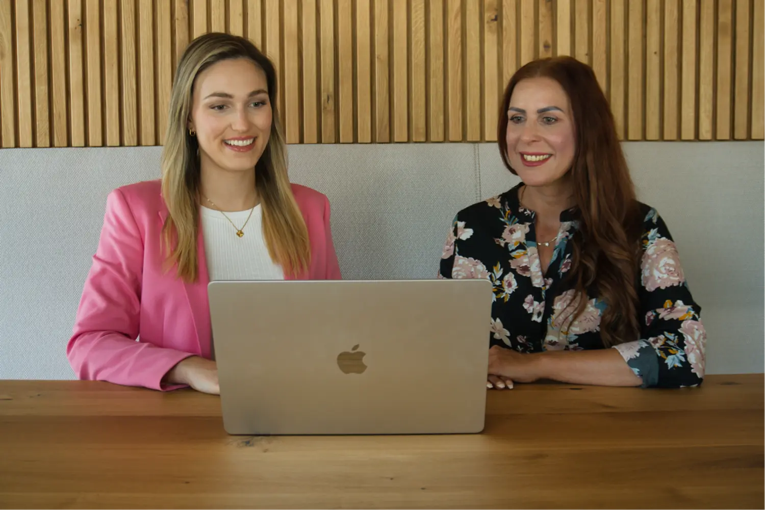 TOP7 Recruiting / Consulting - Frauen mit Laptop