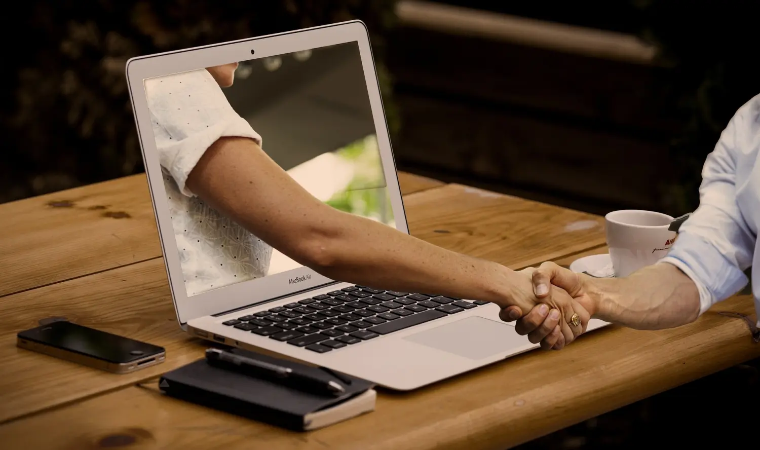 TOP7 Recruiting / Consulting - Händchenhalten durch Laptop