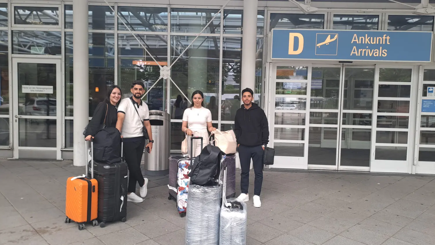 TOP7 Recruiting / Consulting - Menschen am Flughafen
